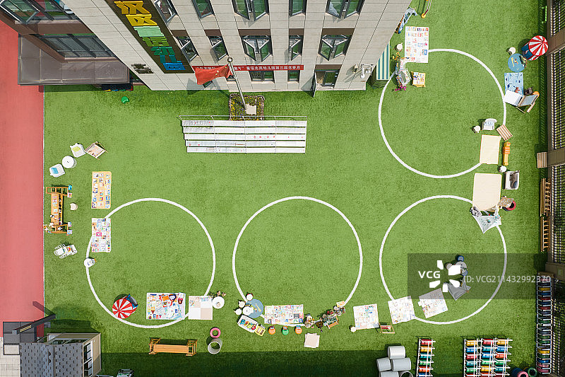 航拍城市小区架空层平台上的幼儿园图片素材