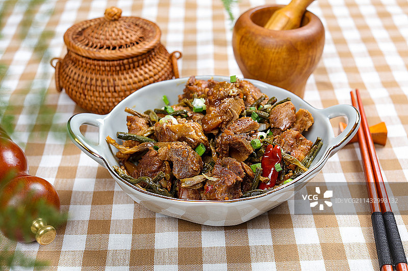 营养美味家常菜干豆角烧排骨图片素材