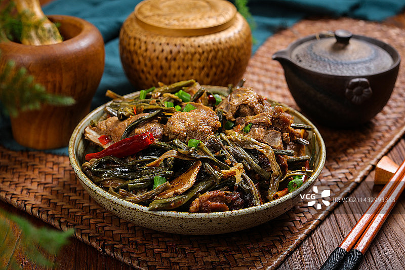 家常小炒菜肴干豆角炒排骨图片素材