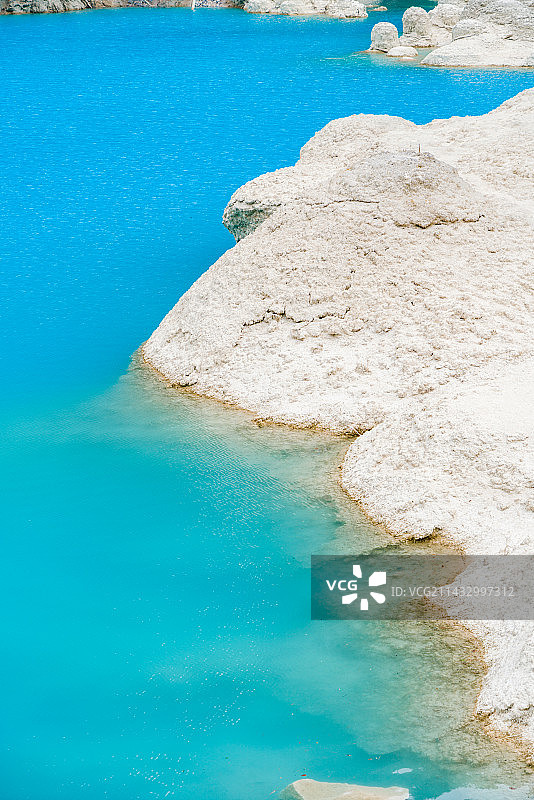 四川九寨沟景区火花海湛蓝的湖水图片素材