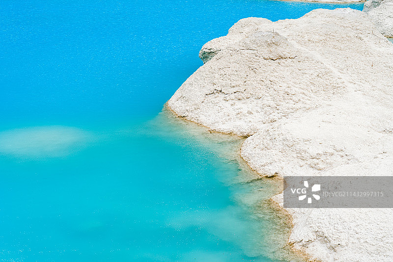 四川九寨沟景区火花海湛蓝的湖水图片素材