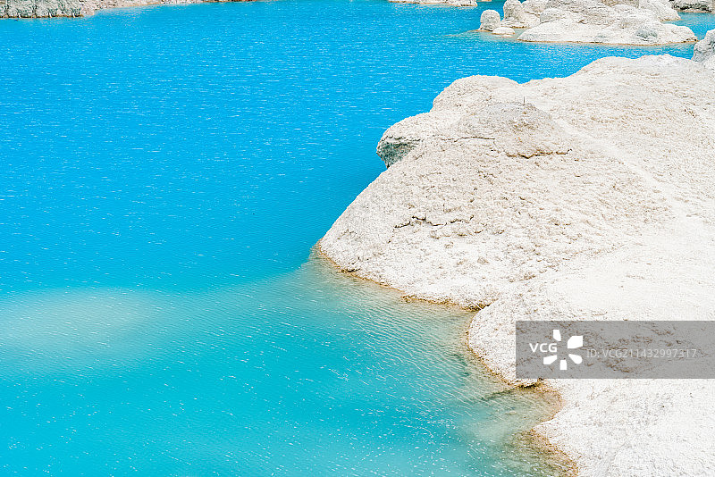 四川九寨沟景区火花海湛蓝的湖水图片素材