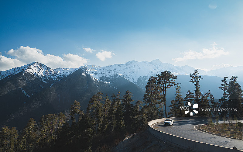 白马雪山与公路｜Baimaxueshan图片素材