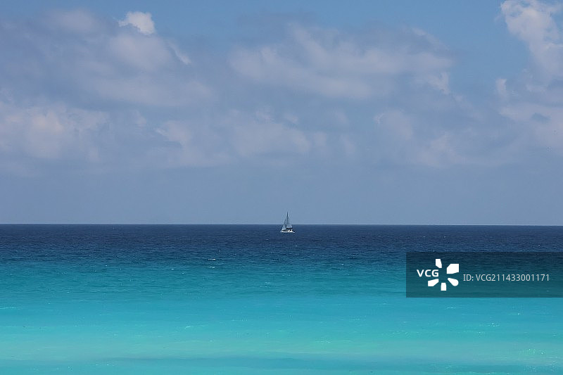 海面上的帆船图片素材