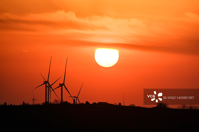 橘色天空衬托下的风机剪影图片素材