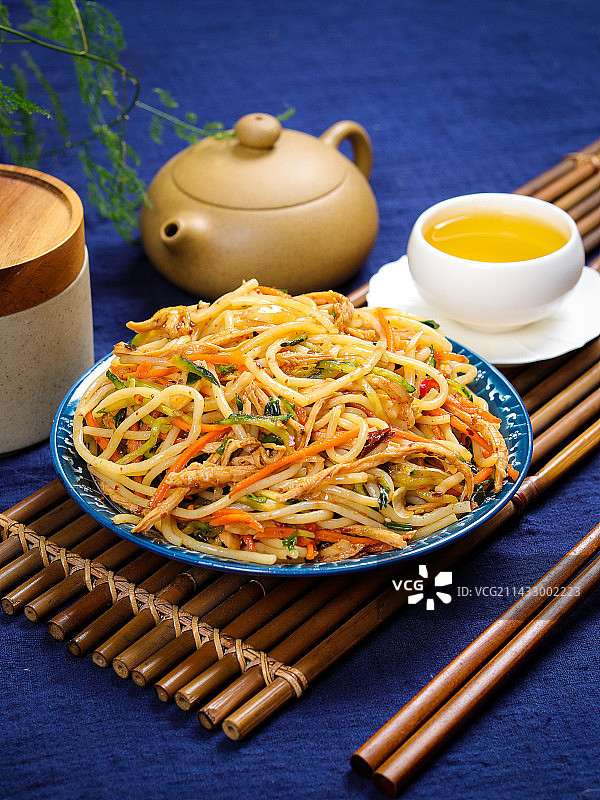 云南特色小吃美食凉拌鸡肉丝米线图片素材