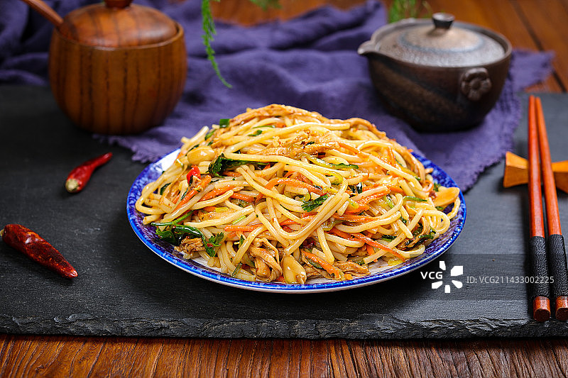 云南特色小吃美食凉拌鸡肉丝米线图片素材