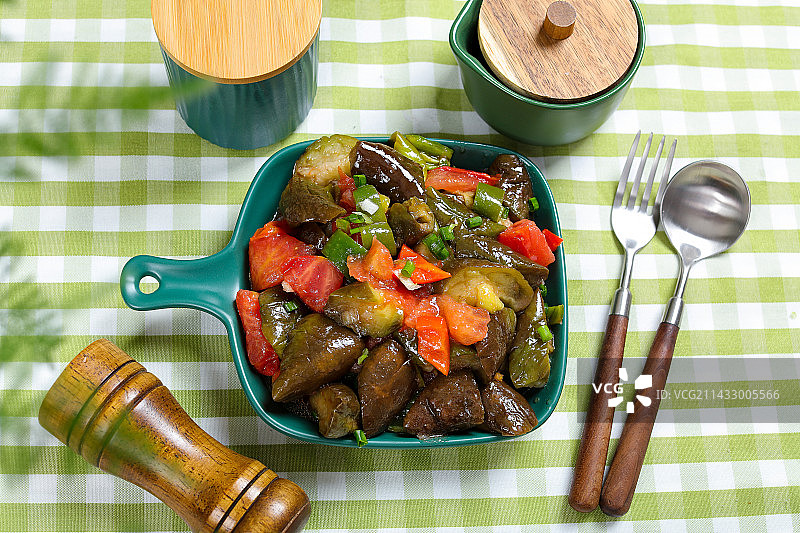家常素食菜肴辣椒番茄烧茄子图片素材