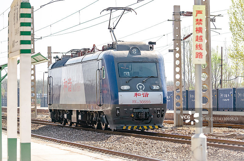 中国公共交通拍摄主题，火车道车轨上的和谐号高速铁路高铁火车车头特写，户外白昼无人图像摄影图片素材