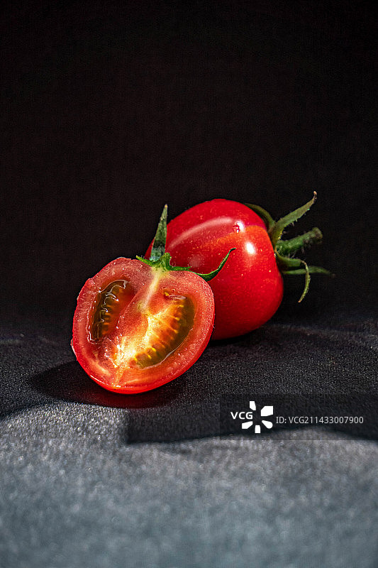 桌子上的番茄图片素材