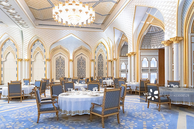 阿布扎比总统府的会客餐厅，整齐的桌椅和餐具摆放；最高礼仪款待图片素材
