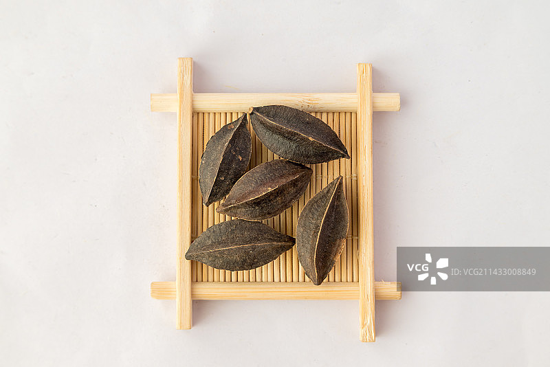 使君子-中医中药材草药临床医药标本百科白背景俯拍合集图片素材