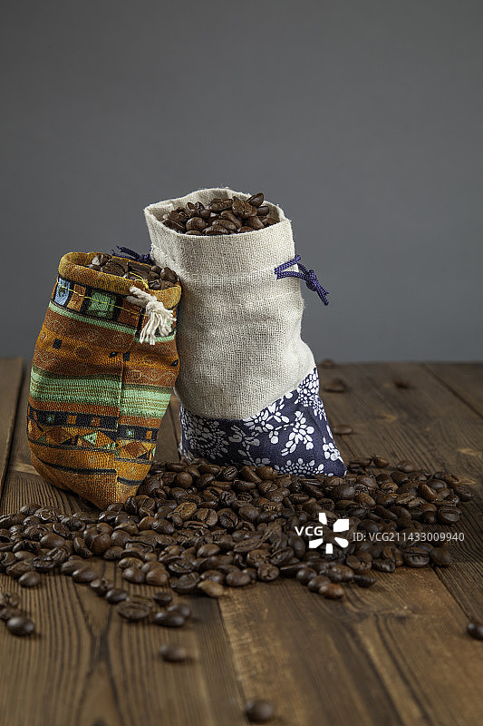 木头桌子上的咖啡豆，研磨机图片素材