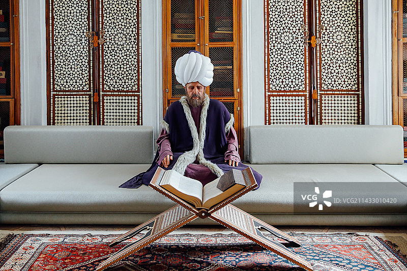 土耳其伊斯坦布尔托普卡帕皇宫大厅室内的蜡像图片素材