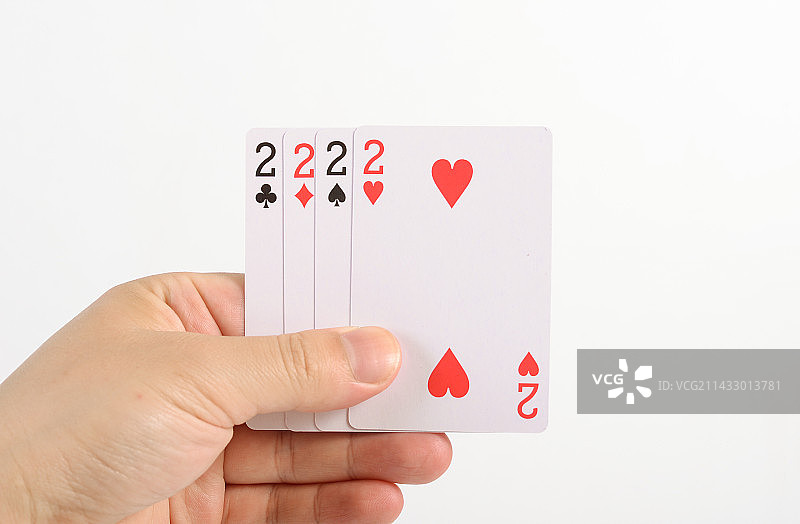 手拿扑克牌图片素材