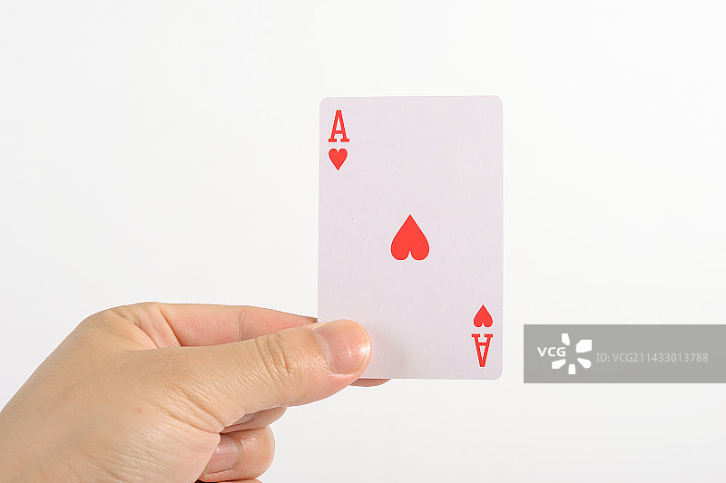 手拿扑克牌图片素材