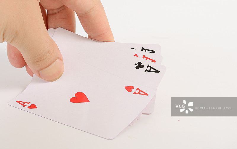 手拿扑克牌图片素材
