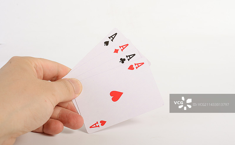 手拿扑克牌图片素材