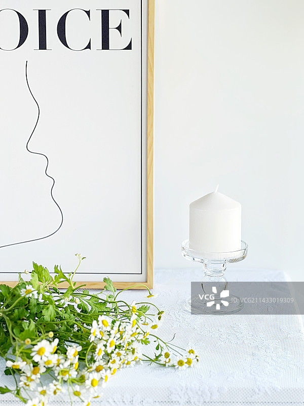 靠墙桌上的花瓶特写图片素材