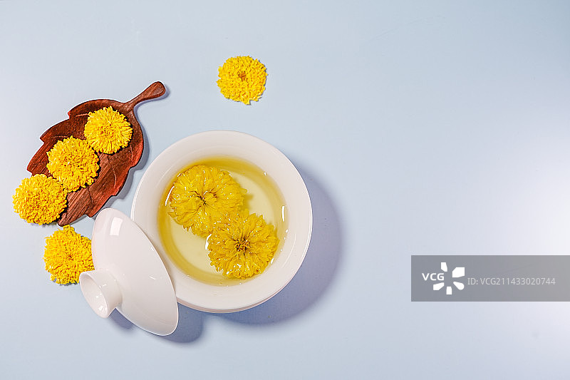 正上方白色背景的菊花茶照片图片素材