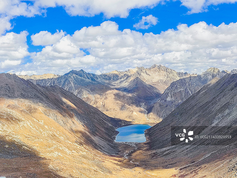 拉姆拉错白雪皑皑的群山映衬着多云的天空图片素材