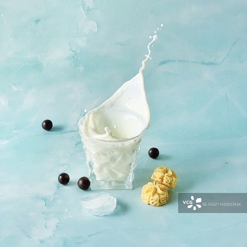 溅出的牛奶图片素材