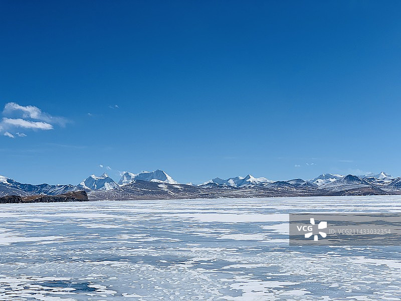 蓝色湖面盐碱地湖边图片素材