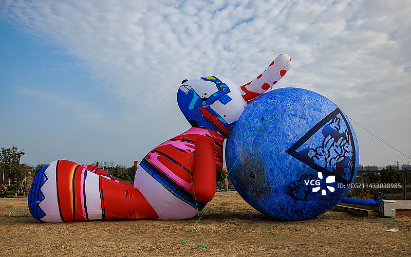 草地上的超级大兔子玩具特写镜头图片素材