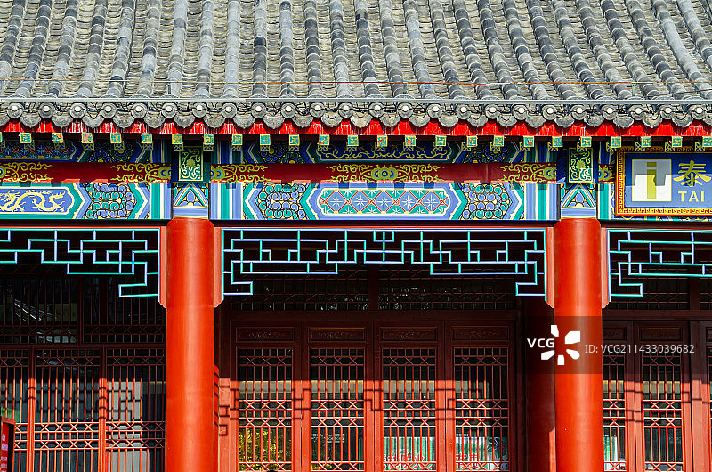 中国古代建筑拍摄主题，宫殿大殿房屋灰色瓦片木制窗户和廊柱，户外无人白昼图像摄影图片素材