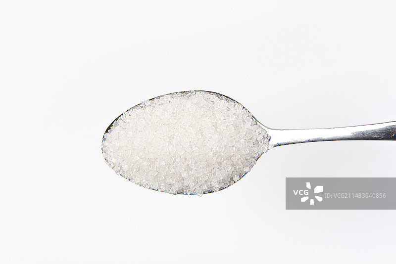 白色背景上勺子里的白糖图片素材