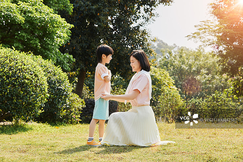 逆光下面对面的母子图片素材