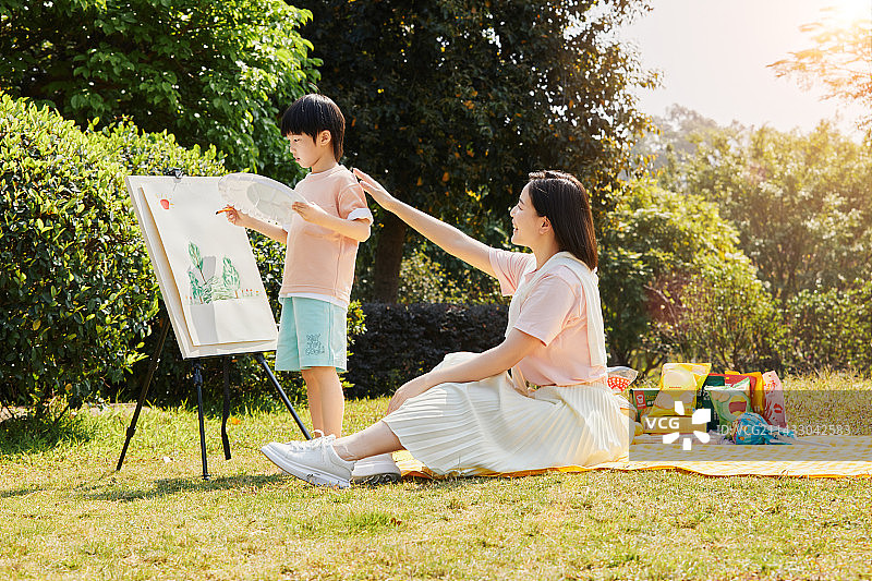 逆光下一起绘画的母子图片素材