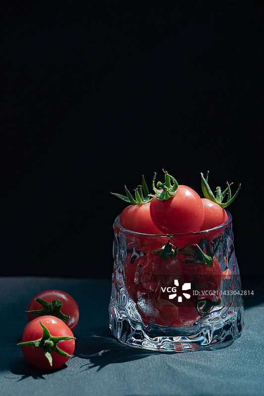 黑色背景下的番茄特写镜头图片素材