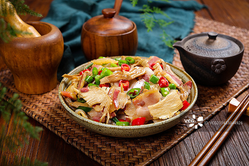 家常小炒菜肴竹笋干炒咸肉图片素材