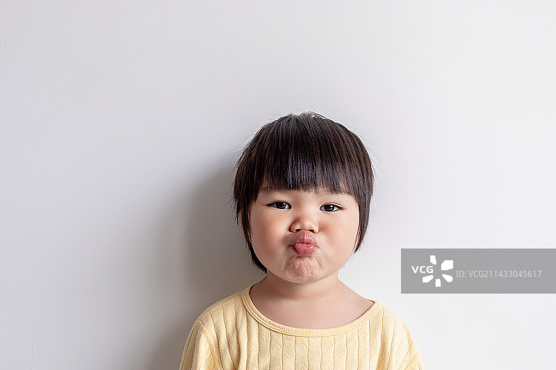 一名天真可爱的中国小女孩图片素材