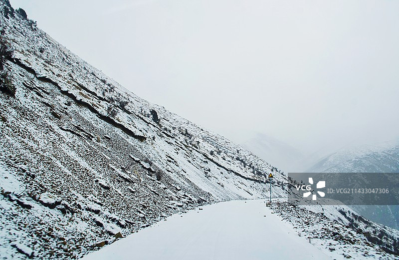 大雾大雪中的村道图片素材