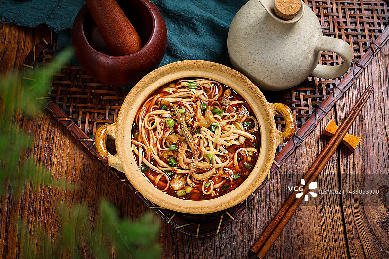 香辣美味特色小吃羊杂煮面条图片素材