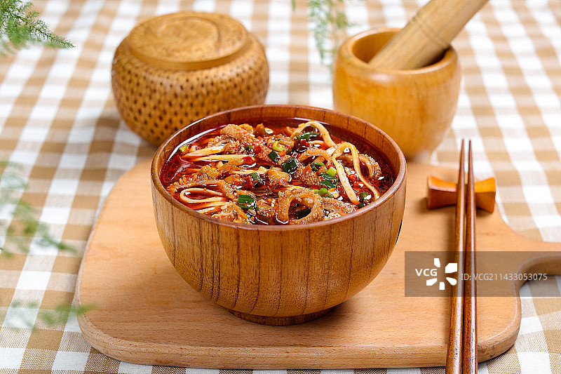 香辣美味特色小吃羊杂煮面条图片素材