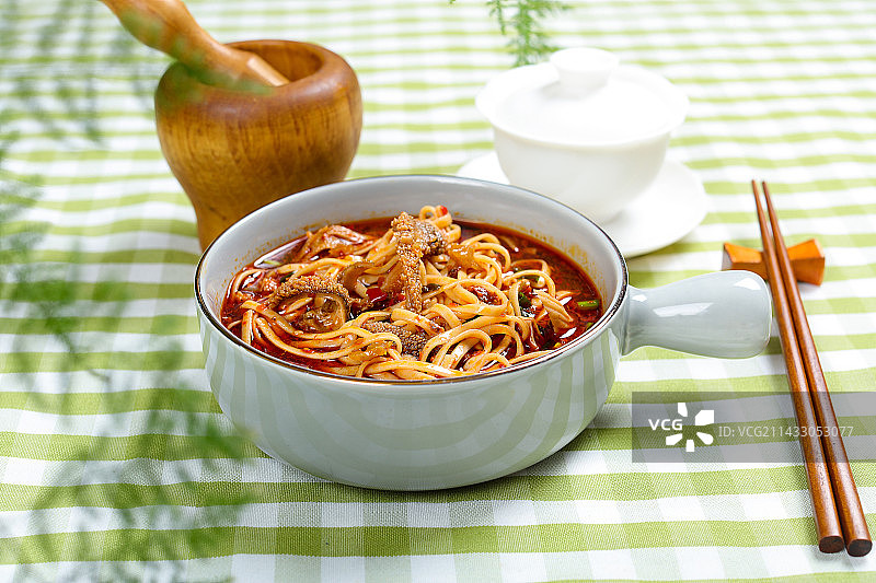 香辣美味特色小吃羊杂煮面条图片素材