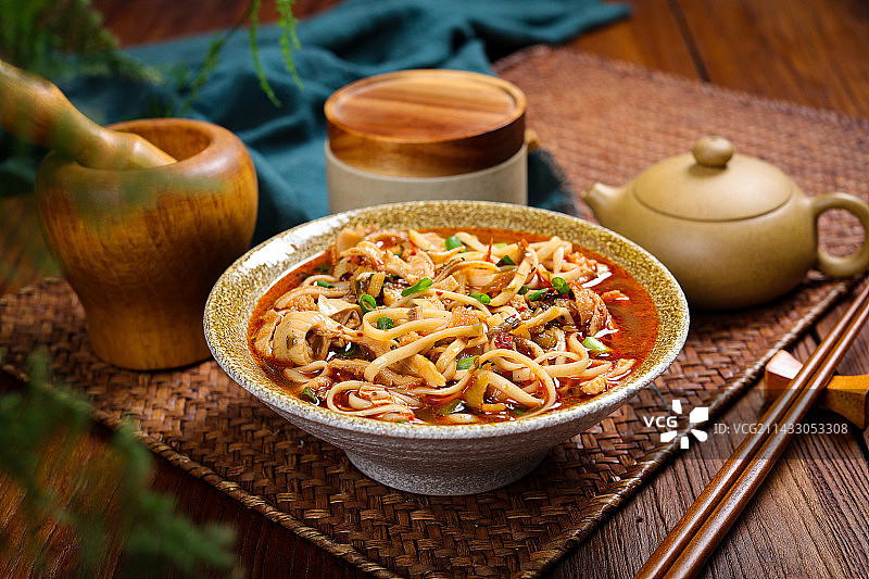 家常美食小吃羊杂肉煮面条图片素材