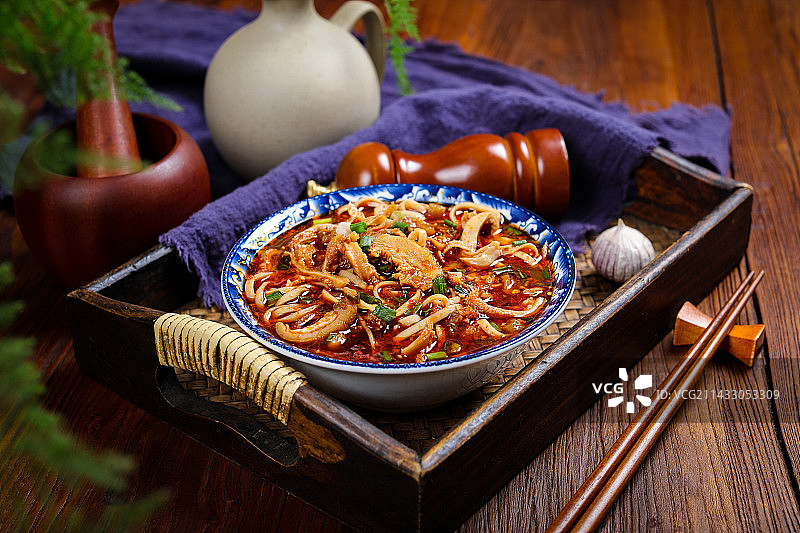 家常美食小吃羊杂肉煮面条图片素材