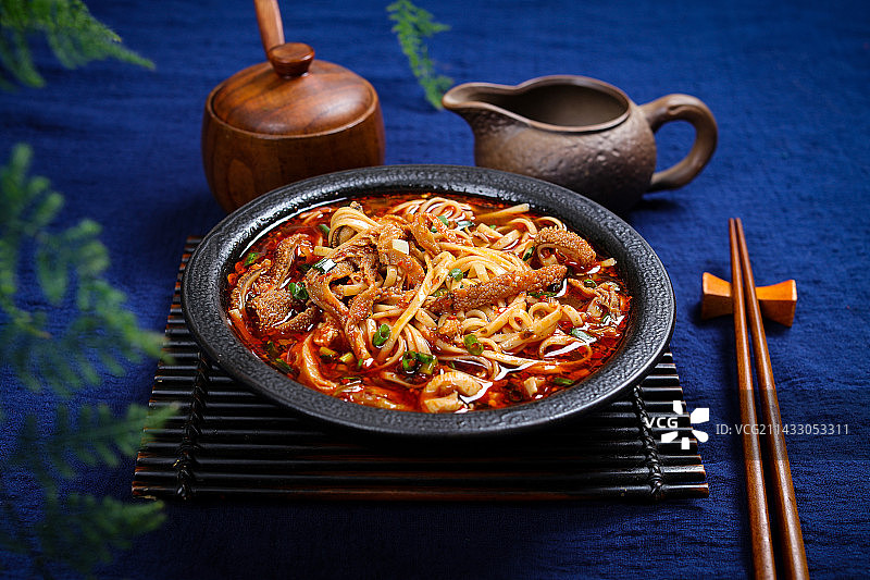 家常美食小吃羊杂肉煮面条图片素材