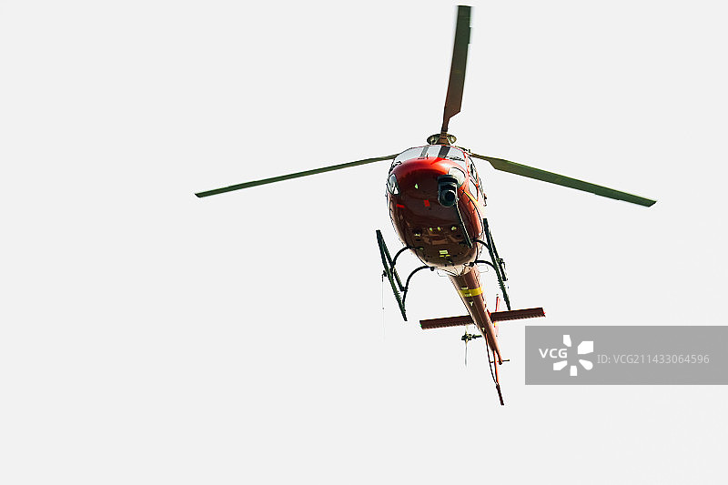 低空飞行的直升机、航拍摄影直升机图片素材