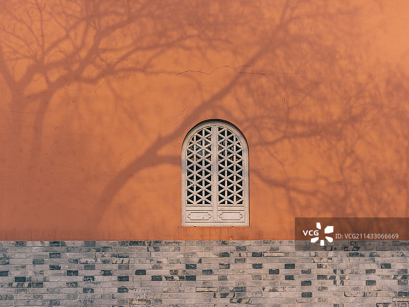 江苏南京鼓楼的红墙与树影图片素材