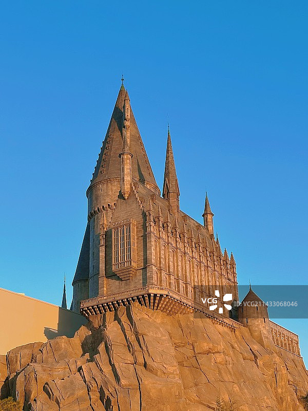 蓝天映衬下的环球影城哈利波特图片素材