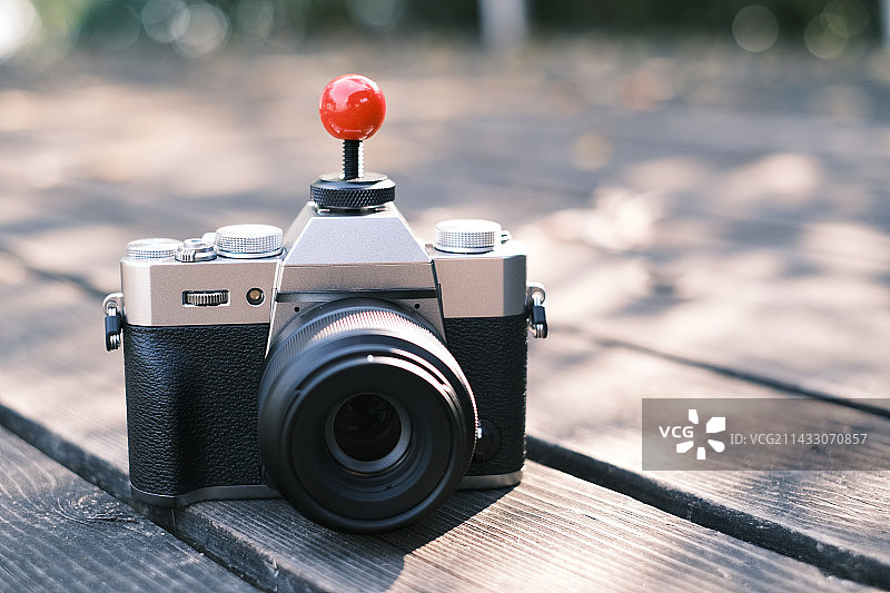 桌上老式相机的特写镜头图片素材