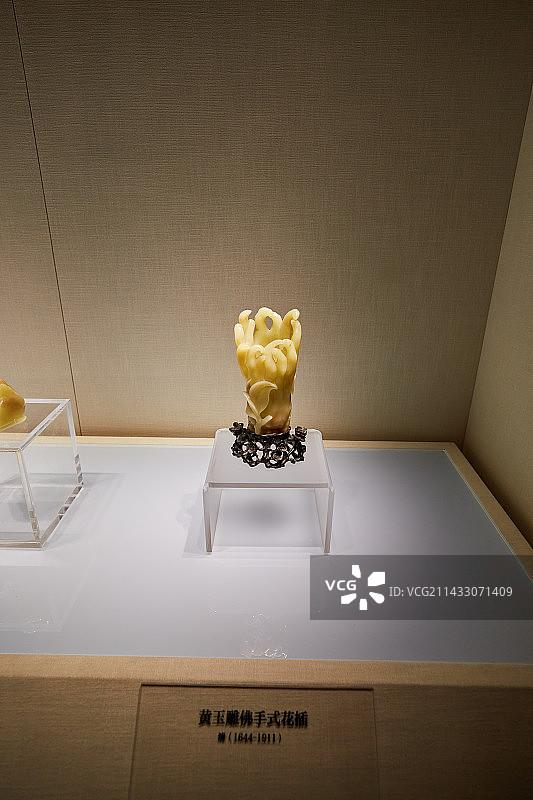 黄玉雕佛手式花插图片素材