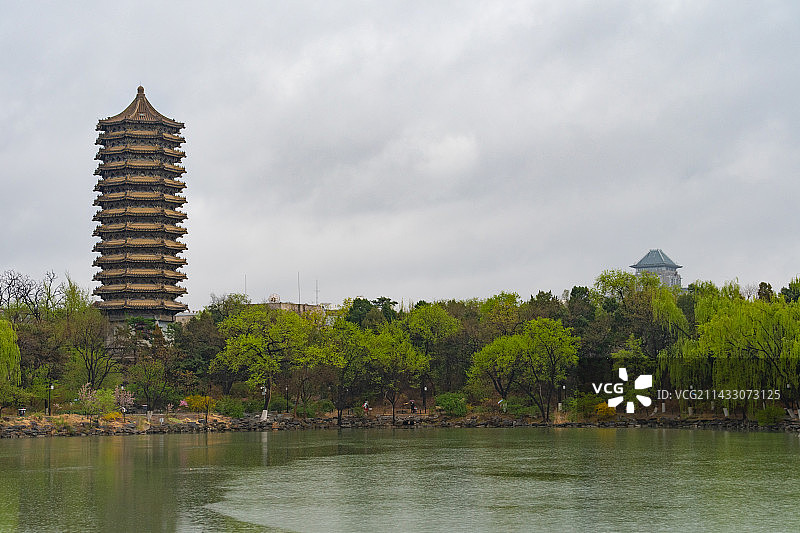 雨中北京大学未名湖边的博雅塔和王克桢楼图片素材