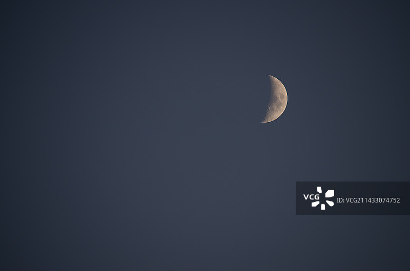 中国月球星空拍摄主题，白天天空中的一轮圆月，户外夜晚无人图像摄影图片素材