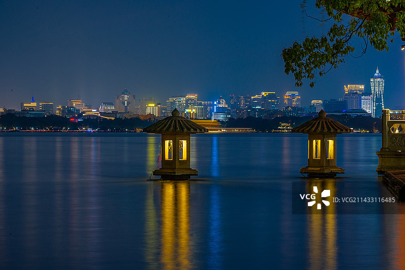 翠光亭与湖滨夜景图片素材